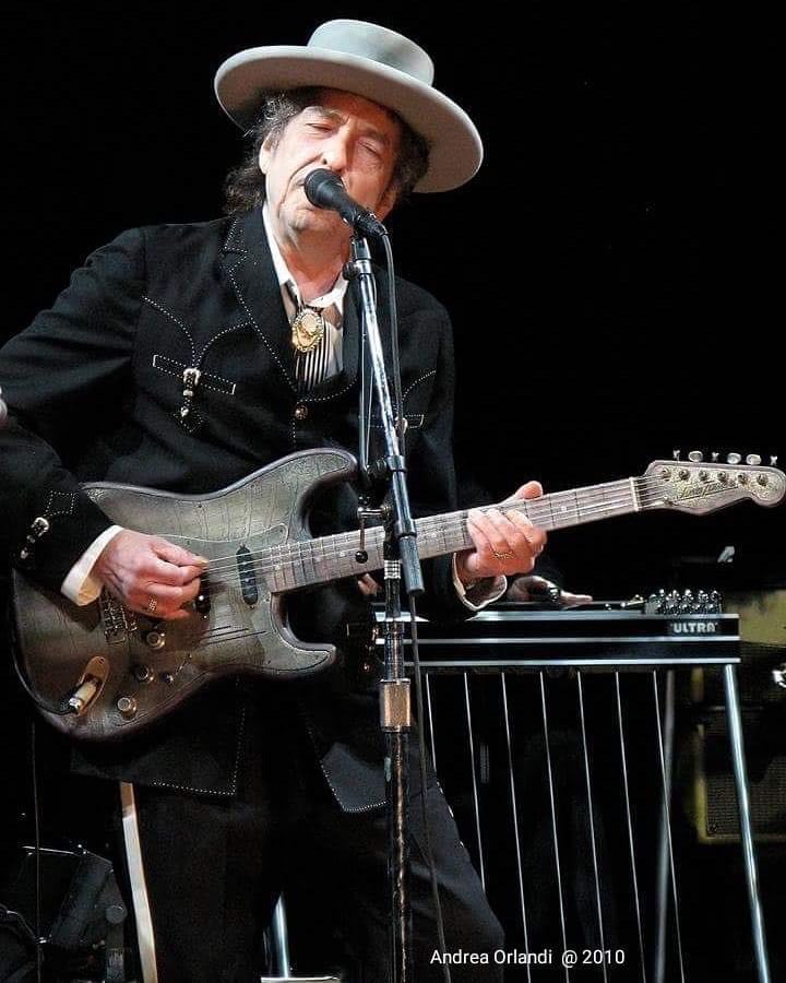 Bob Dylan performing live – play the best Bob Dylan quiz on Daily Dylan